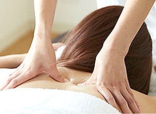 アロマオイルマッサージの様子1:背中