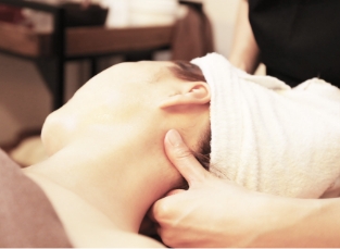 アロマオイルマッサージの様子2:首筋