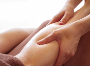 アロマオイルマッサージの様子3:足